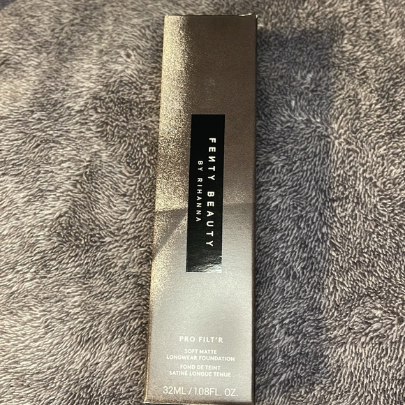 Fenty 425 Pro Filt’r Soft Matte Longwear Foundation - Picture 2 of 5